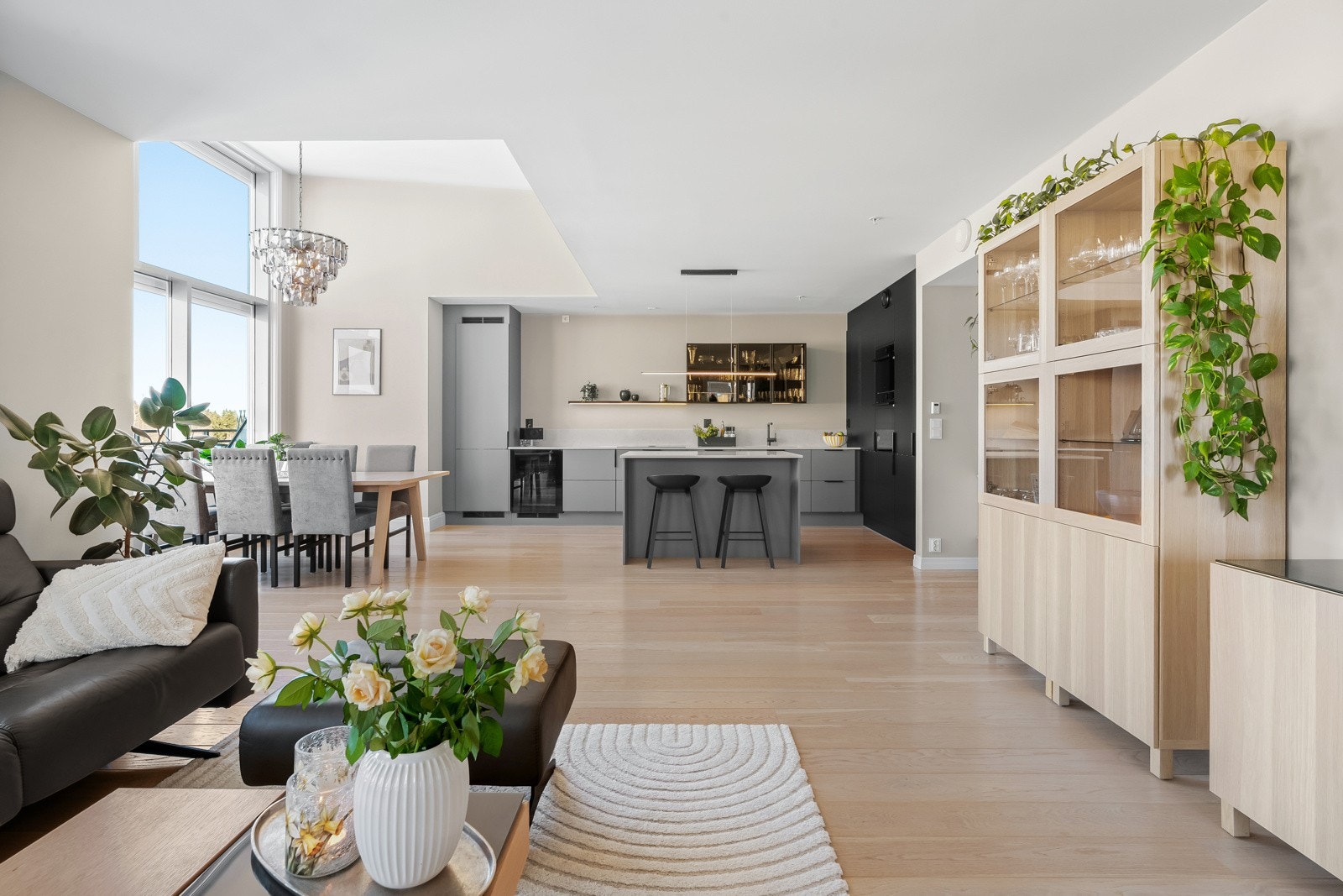 Det er installert utvendig solskjerming med fjernkontroll på vinduer i stue/kjøkken. Lysene kan styres via app med dimme-funksjon. Galleribilde