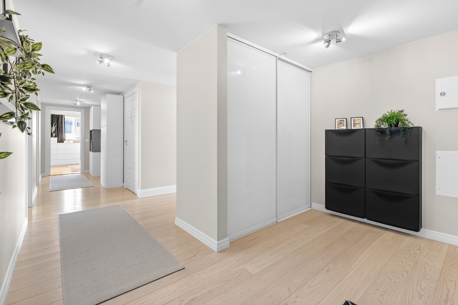 Velkommen inn! Når du kommer inn i boligen, er det første du møter en lys og innbydende entré. Galleribilde