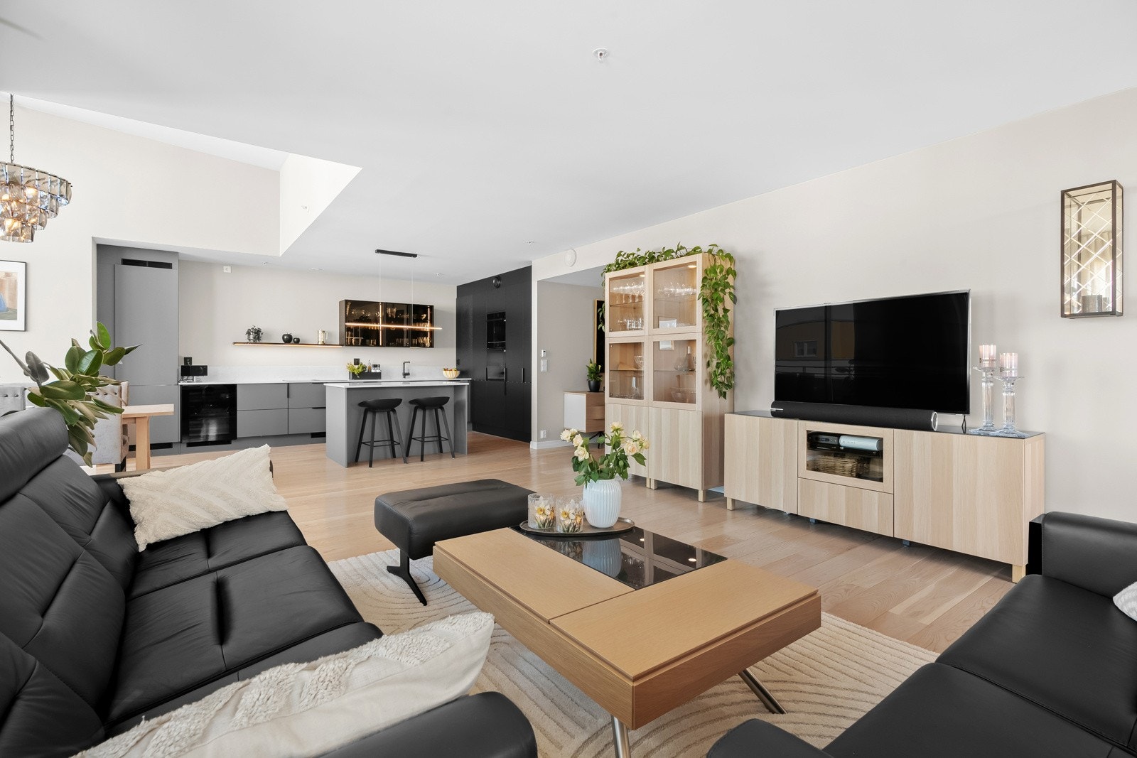 Stuens størrelse muliggjør inndeling av ulike sosiale soner, og det er god plass til sofa, TV, spisebord og tilhørende møblement. Galleribilde