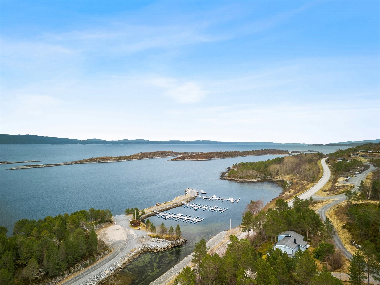 Fra tomten er det kort gangavstand til båthavn, og båtplass kan kjøpes med for kr. 100 000,- Galleribilde
