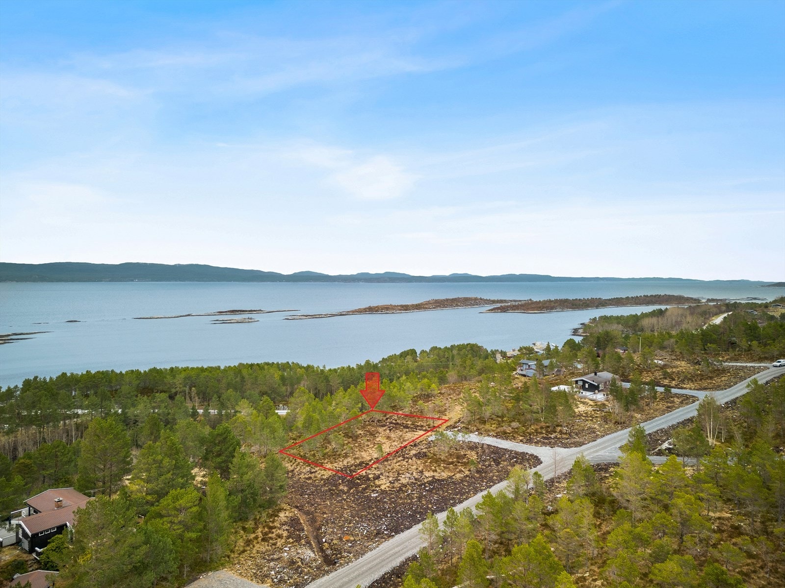 Velkommen til Kjørsvikbugen/Taftøyveien - en stor og sjønær hyttetomt i idylliske omgivelser. Tomta er ca. skissert inn på bildet. Foto: Interiørfoto v/ Haukdal. Galleribilde