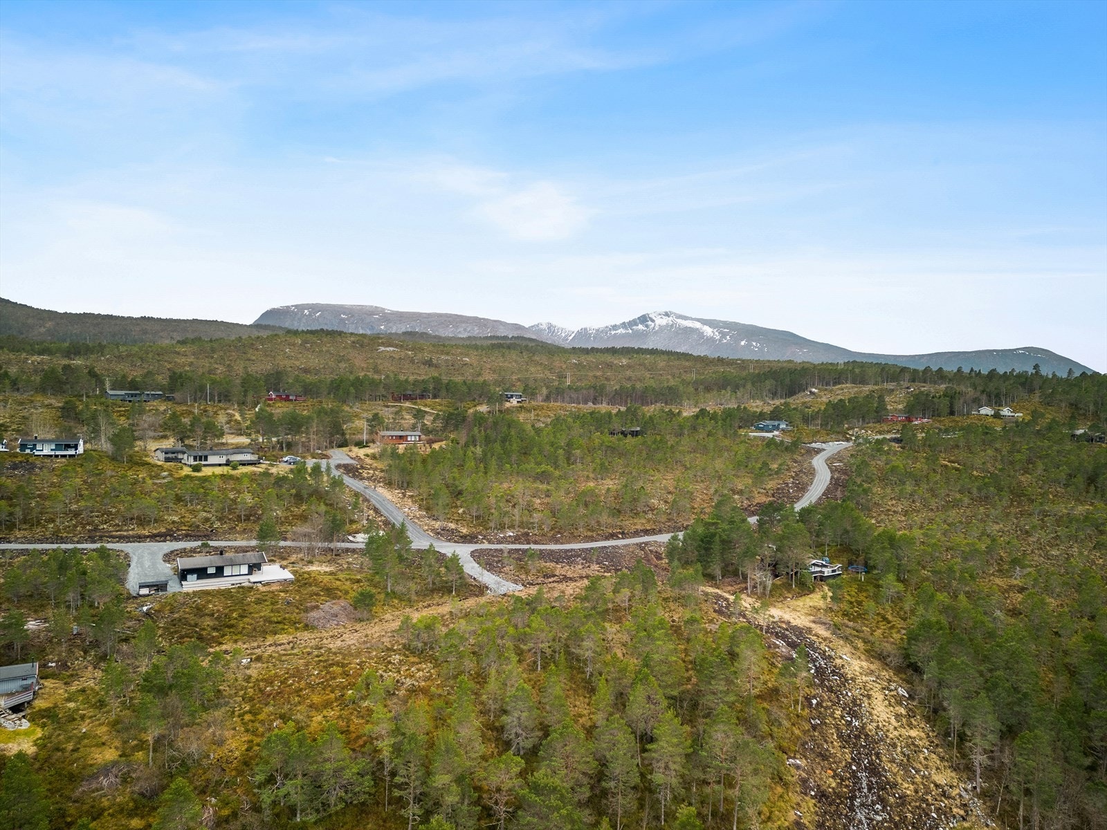 Innover i området finnes flere store vann, deriblant Rennsjøen, Ledalsvatnet, Yttervatnet, Innervatnet og Skålvatnet. Galleribilde