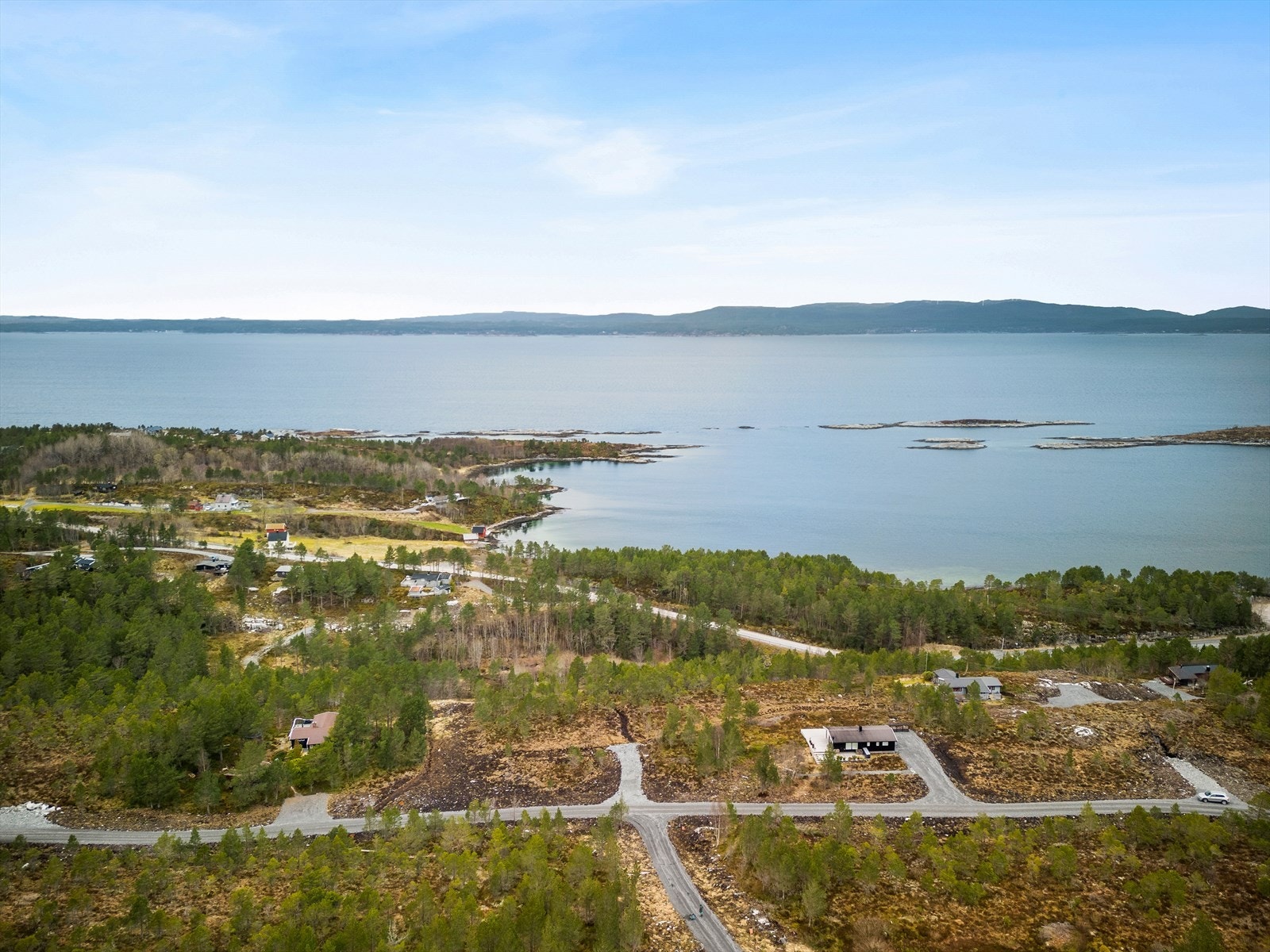 Tomten har sol fra morgen til kveld, og late sommerkvelder nytes med magiske solnedganger over Hitra. Galleribilde