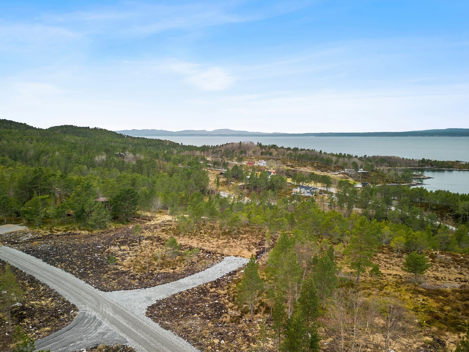 Det er enkel adkomst via bilvei helt frem, og tomten har i dag en gruslagt innkjørsel for parkering. Vann- og avløpsledninger ligger rett ved tomten. Galleribilde