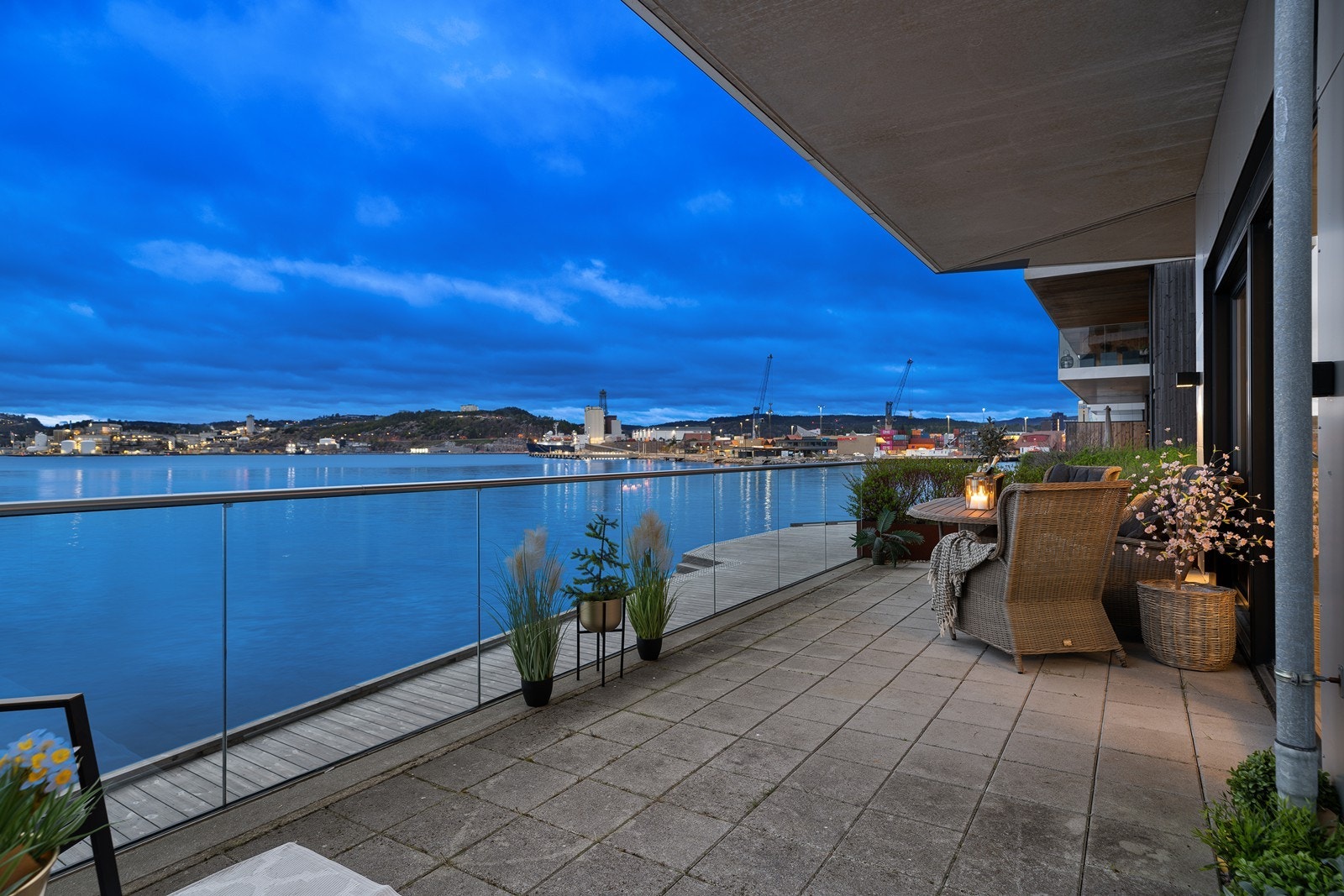 Kveldsstemning på terrassen. Galleribilde