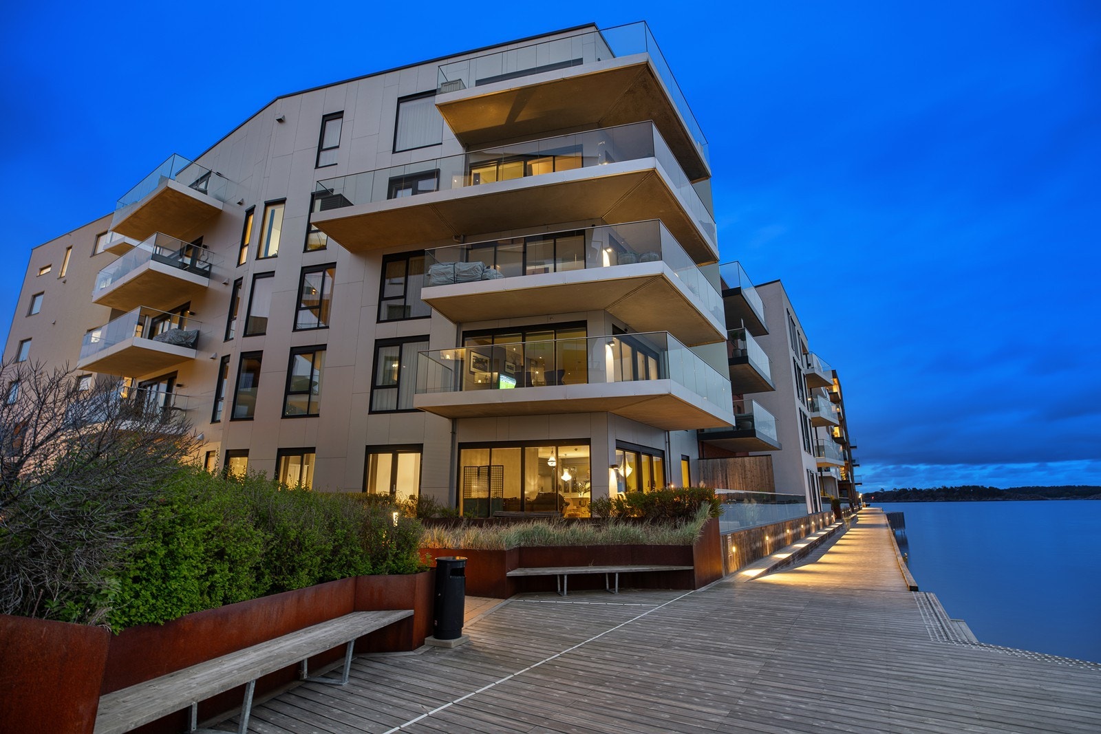 Herlig kveldsstemning på promenaden Galleribilde