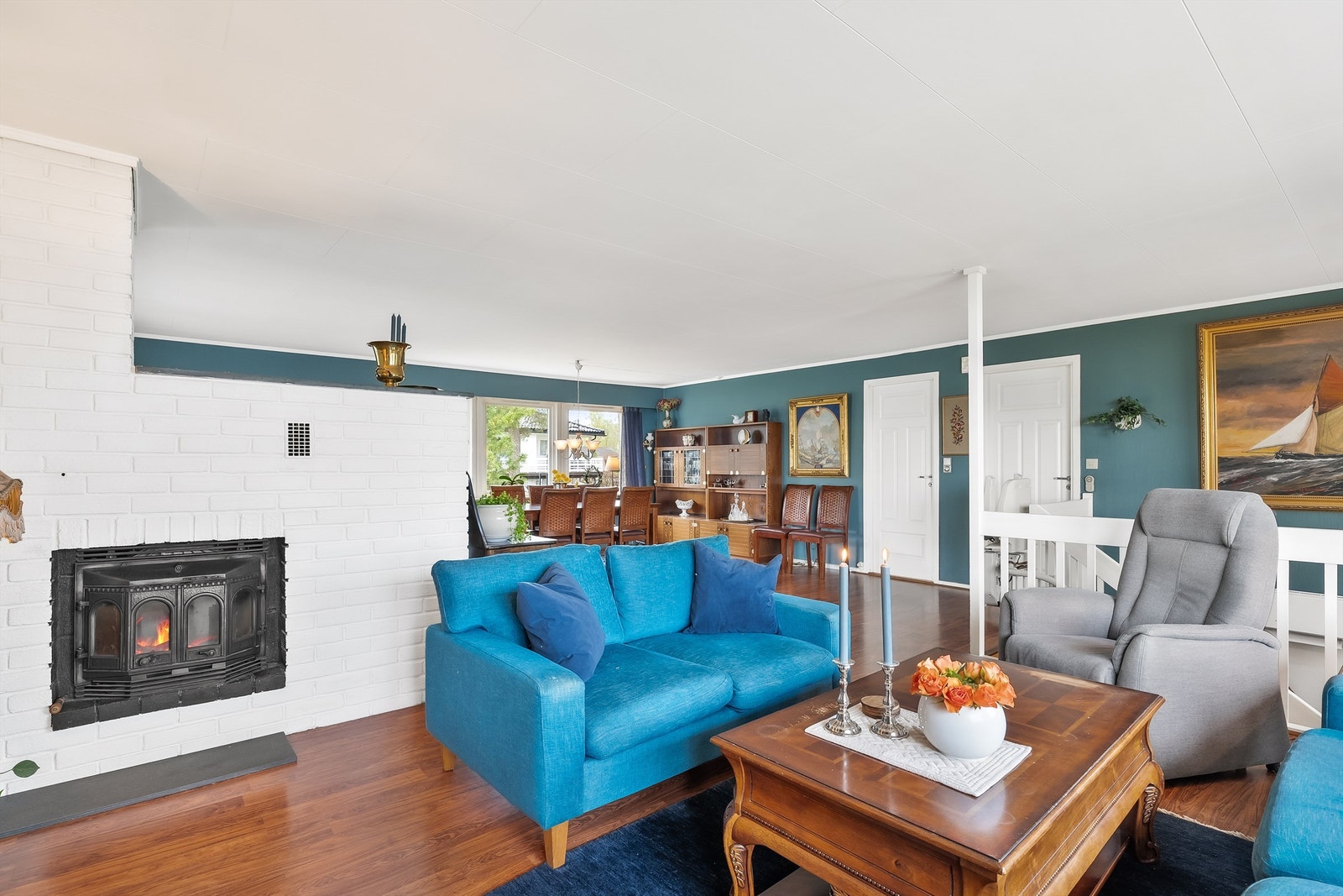 Peisovn med glassdør bidrar til en lun og hyggelig atmosfære Galleribilde