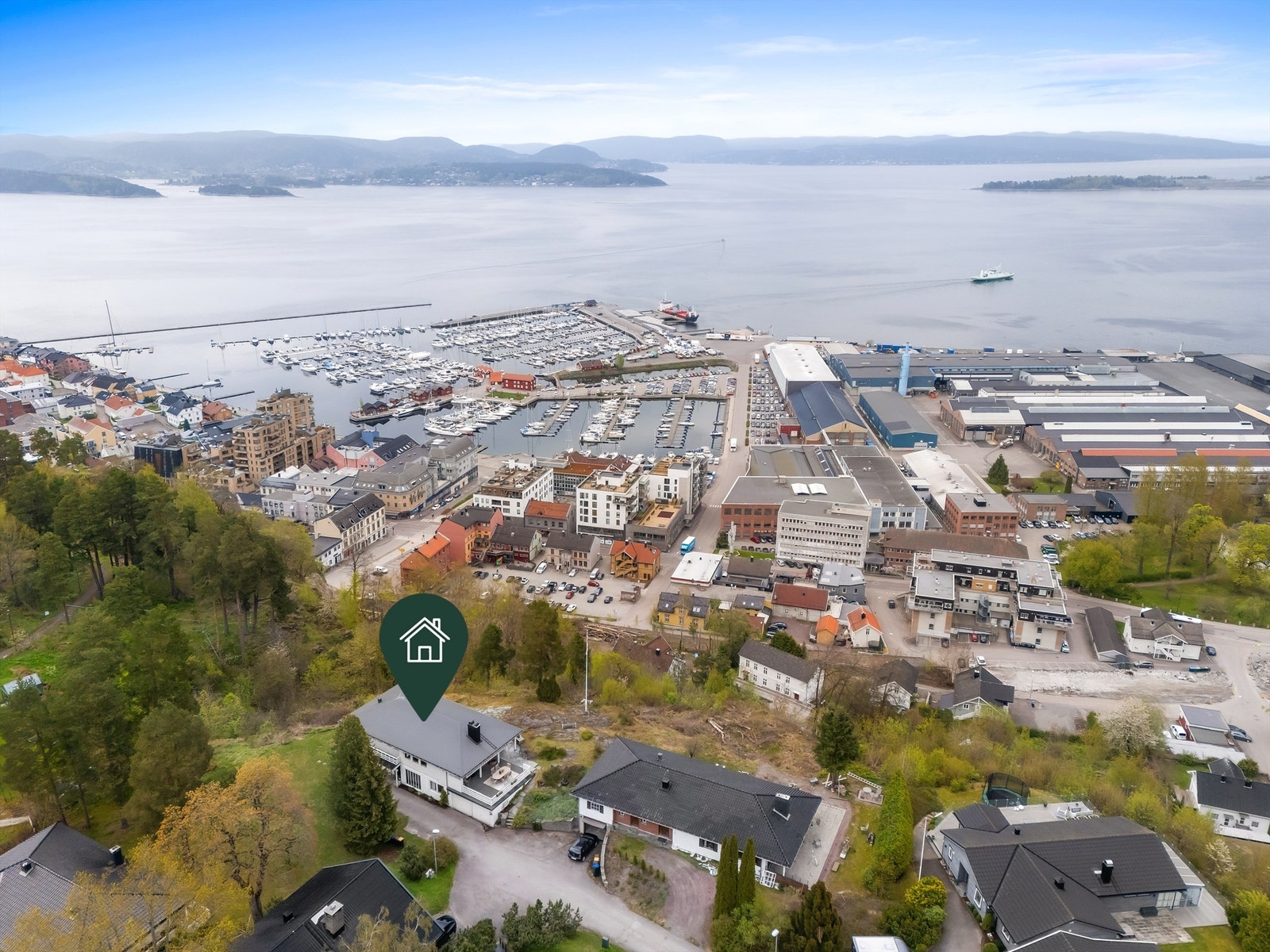 Holmestrand stasjon ligger i gangavstand og gir svært gode togforbindelser mot både Oslo og Tønsberg- et ideelt utgangspunkt for pendling eller reiser i regionen Galleribilde