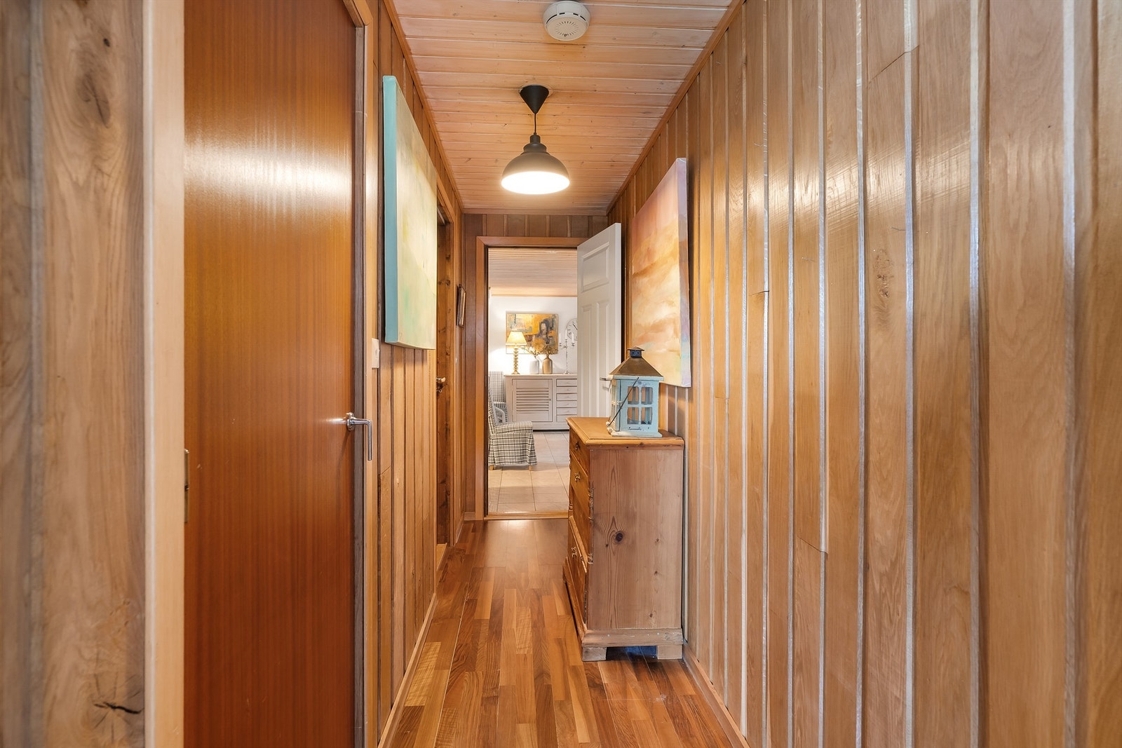 Gang fra hall med adkomst til vaskerom og to praktiske boder Galleribilde