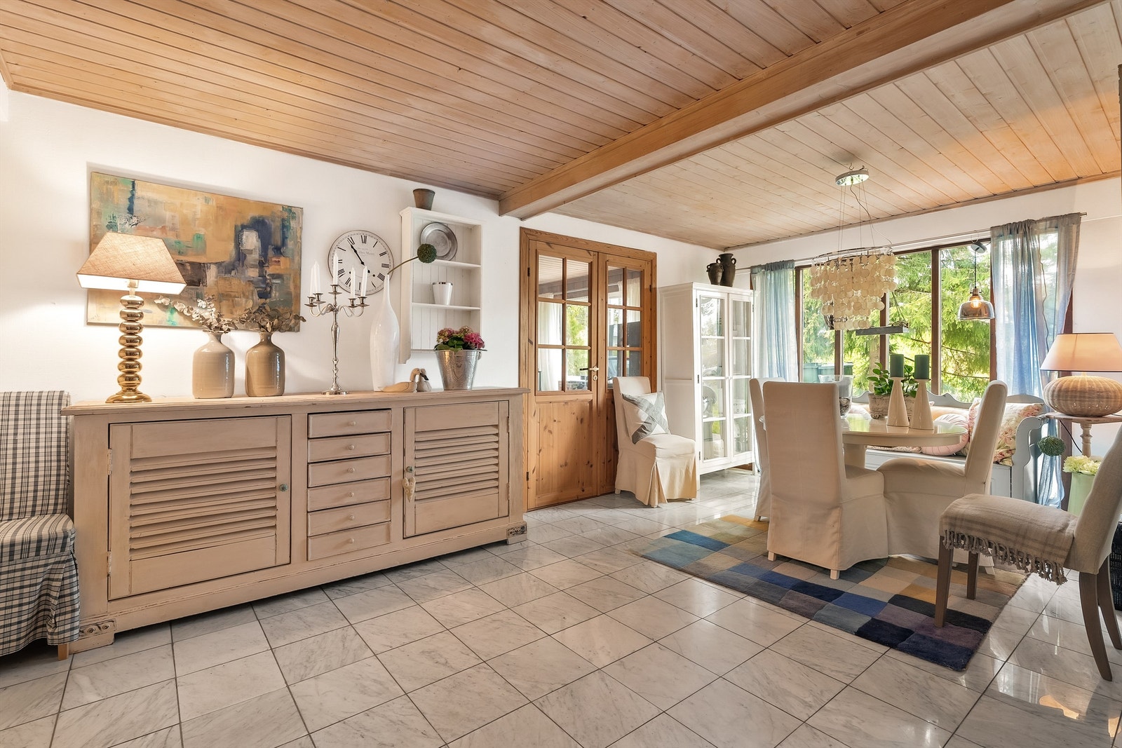 Gulvflater belagt med lekkert marmorgulv i hall Galleribilde