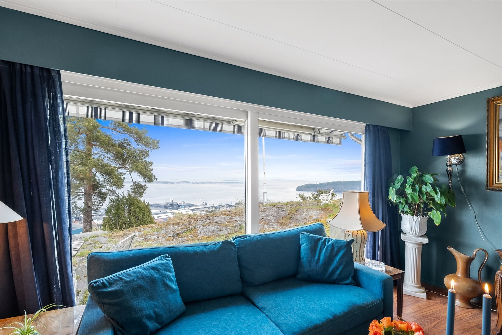 Store vindusflater sikrer godt med lysinslipp og nydelig utsikt Galleribilde