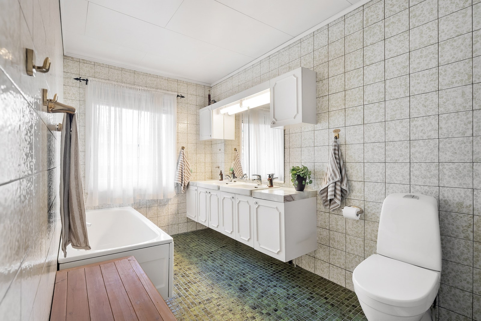 Praktisk og romslig baderomsløsning med god funksjonalitet for familier Galleribilde