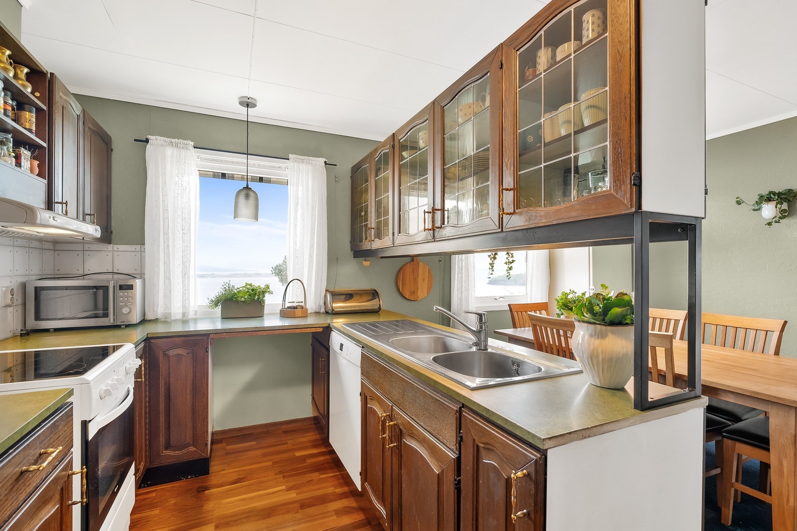 Kjøkkenet har innredning med profilerte fronter, laminat benkeplate og nisje for hvitevarer. Det er oppvaskkum med ett-greps armatur, ventilator i overskap, og god skap- og benkeplass Galleribilde