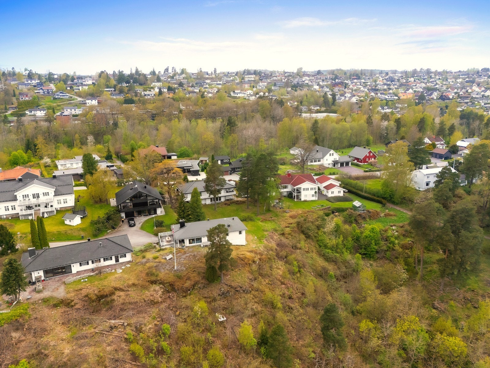 Den åpne beliggenheten gir svært gode solforhold gjennom dagen. På tomten finner man også hyggelige uteplasser, blant annet en romslig terrasse med flott utsikt mot fjorden Galleribilde