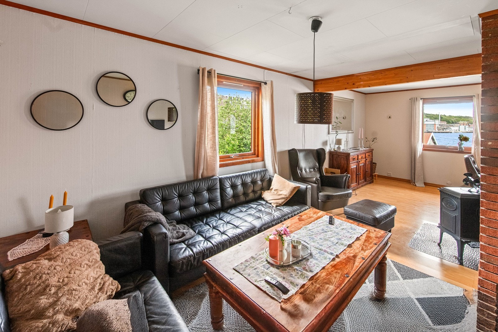 Romlig vinkelstue med fin sjøutsikt Galleribilde