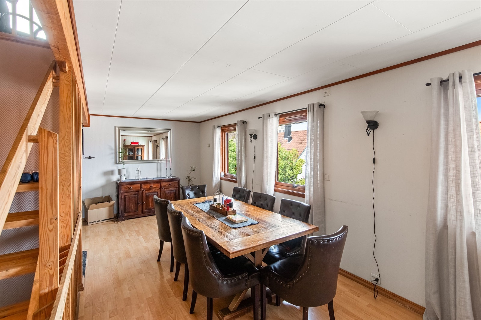 Romslig og innholdsrik enebolig fra 1985 som er innredet med en praktisk planløsning. Galleribilde