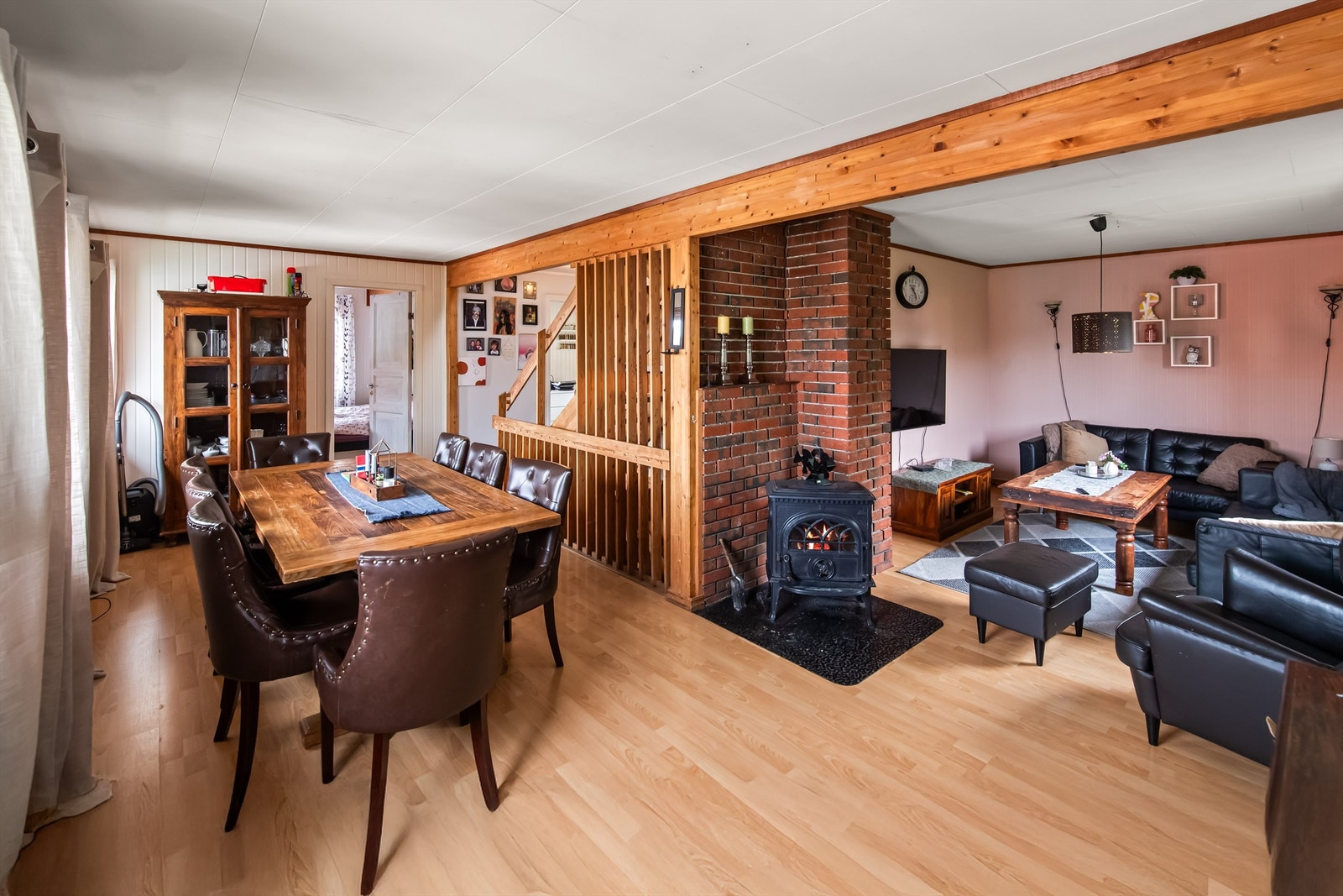 Huset er fint tilpasset en aktiv barnefamilie, da det er rikelig med lagringsplass samt flere gode alternativer til både soverom og tv-stuer i tillegg til flere bad og separat vaskerom. Galleribilde