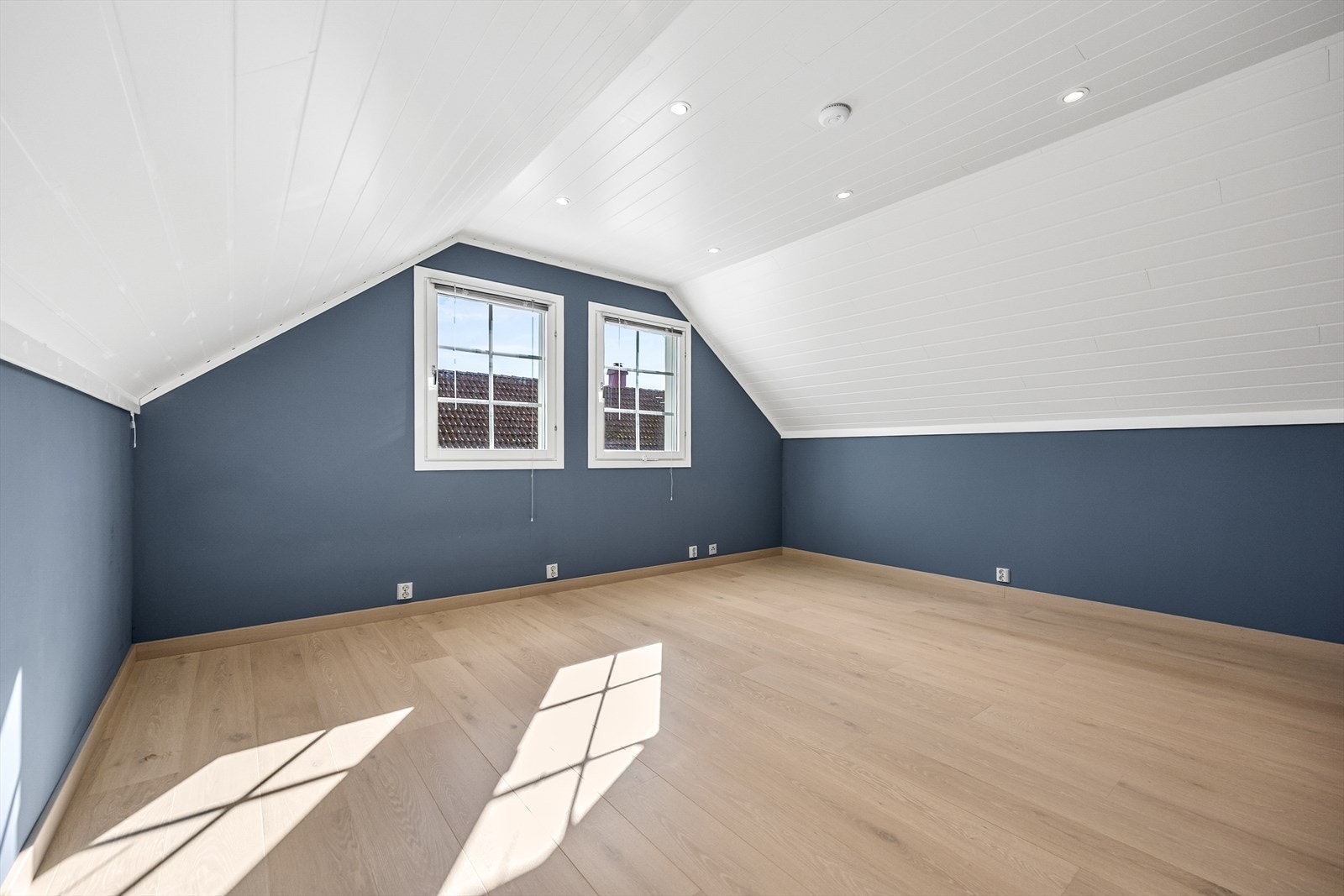 Det ene soverommet i andre etasje er romslig, med panel i taket og malte vegger. Galleribilde