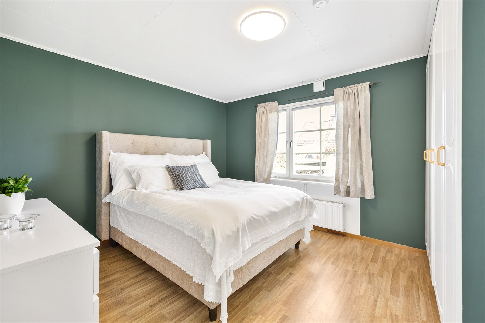 Rommet har en rolig og behagelig atmosfære med malte veggflater. Galleribilde