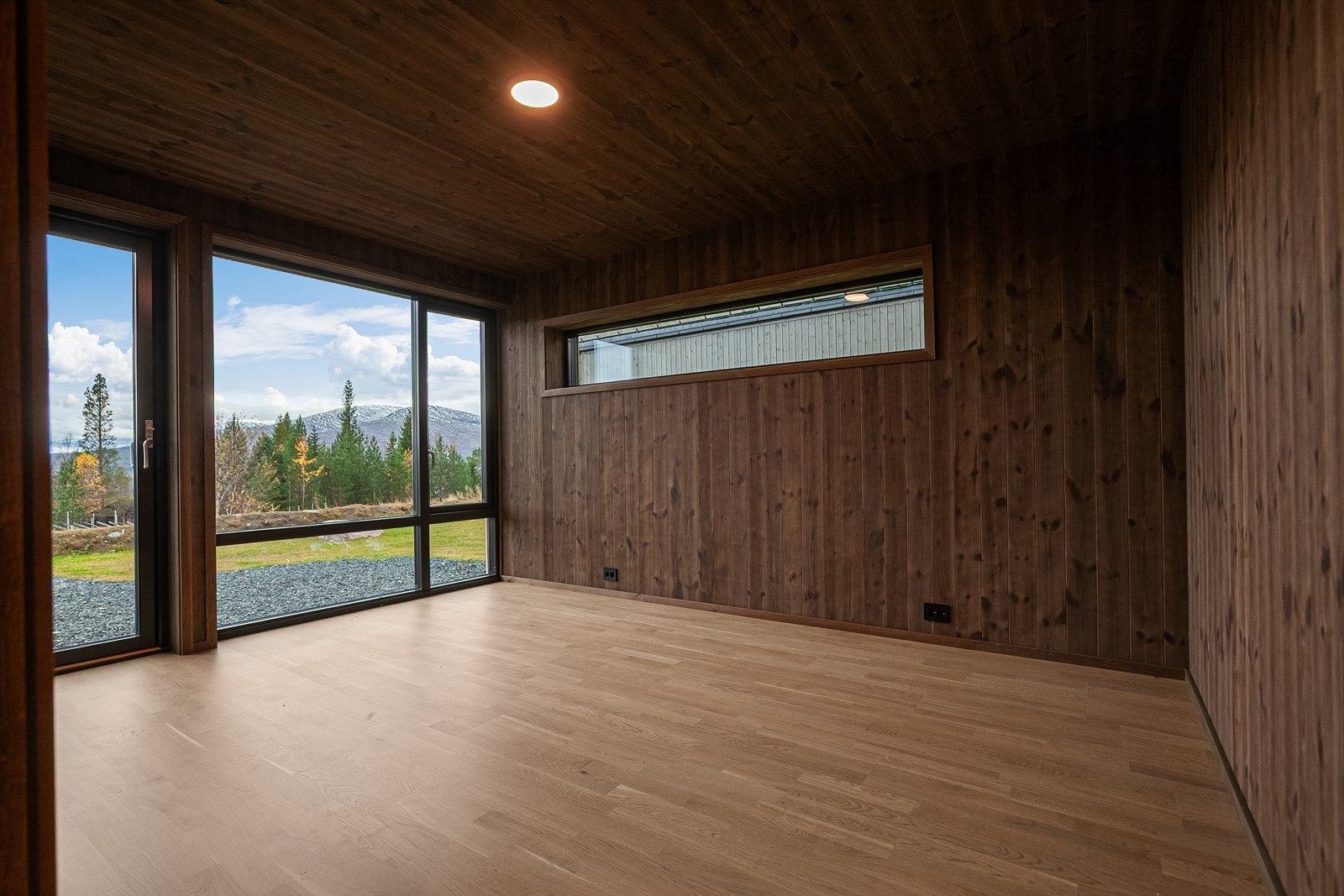 Stort soverom/gjesterom/lekerom med god plass til ønsket sengestørrelse. Det er lagt varmekabler/folie på hovedsoverommet. Galleribilde