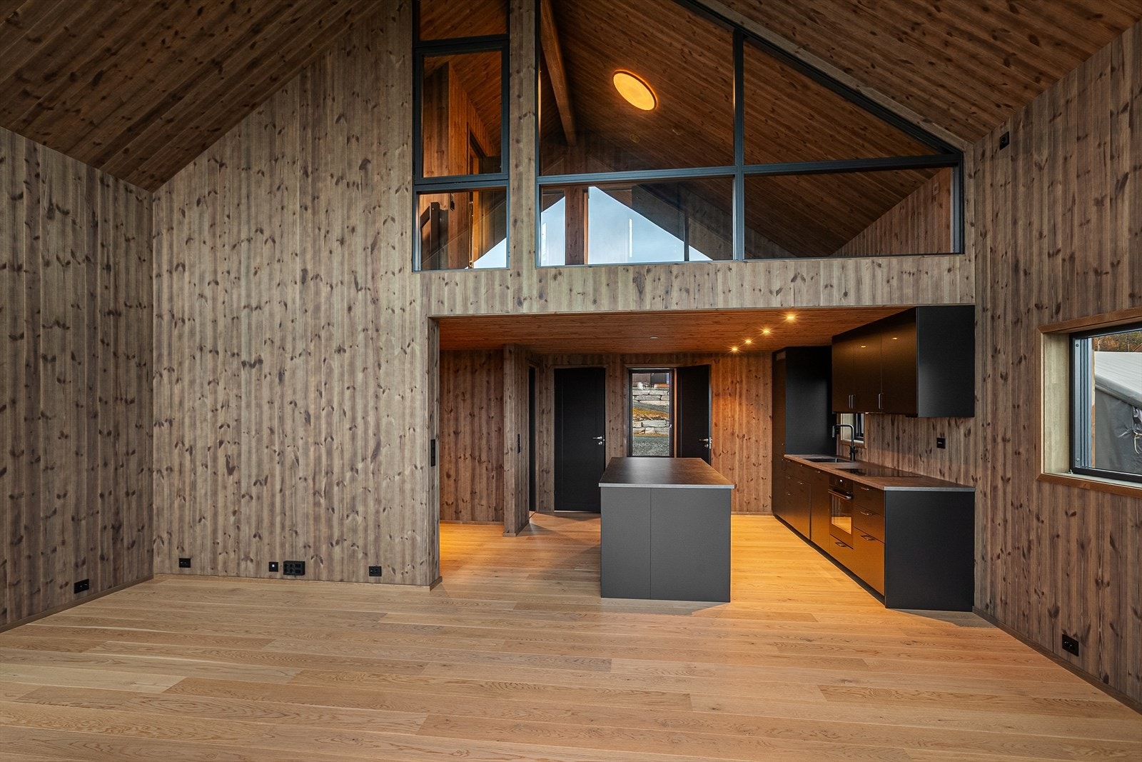 Boligen er meget gjennomtenkt med listfrie tak og innlagt fiber fra NTE/Altibox. Galleribilde