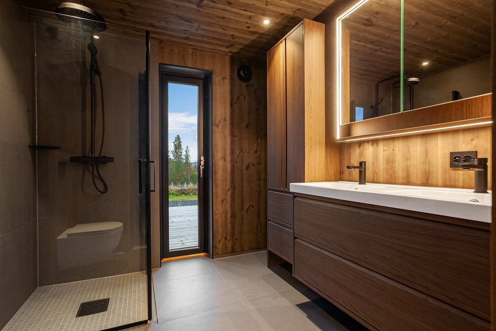 Delikat bad med behagelig gulvvarme. Galleribilde