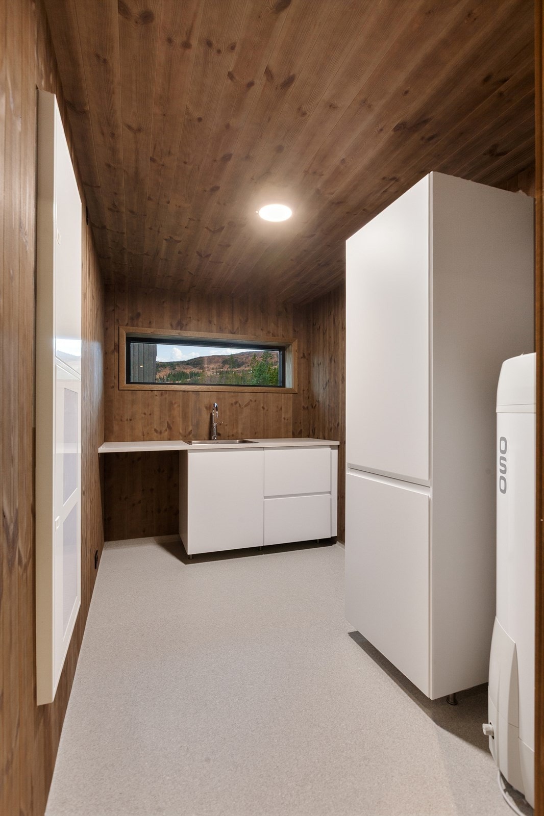 Stort vaskerom med opplegg for vaskemaskin. Galleribilde