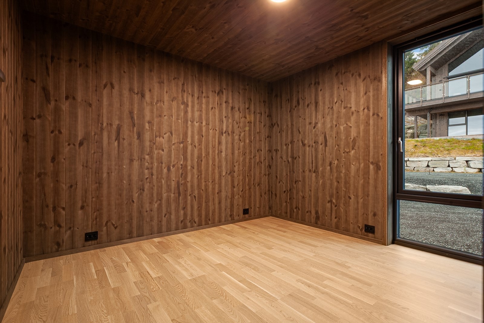 Det er totalt 3 soverom i hovedetasjen på hhv. 12,3, 8,6 og 5,9 kvm. Galleribilde