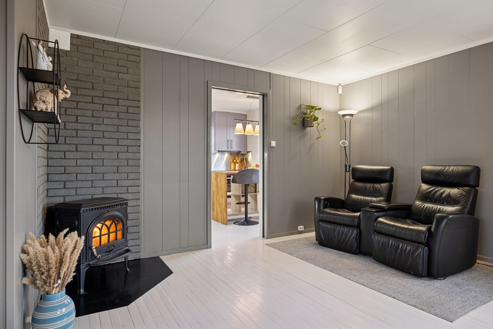 Den flotte peisovnen bidrar til å varme opp både rom og stemning. Galleribilde