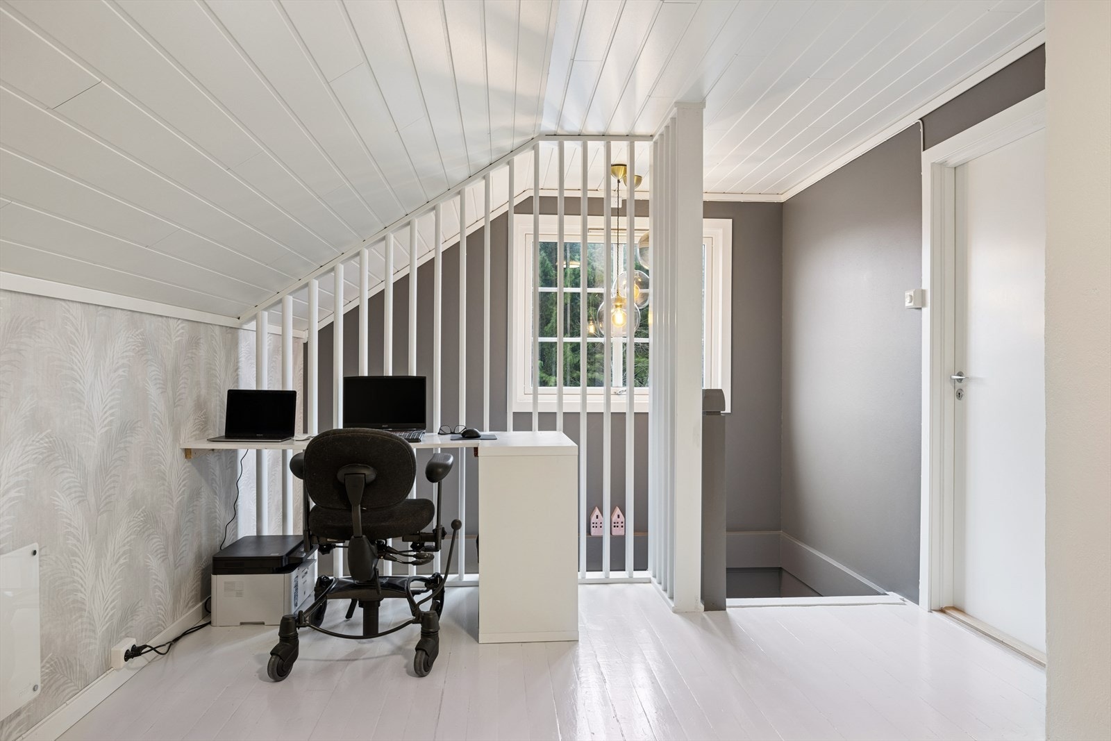 Vi beveger oss opp i andre etasje. Her er det plass for en trivelig kontorkrok i gangen. Galleribilde