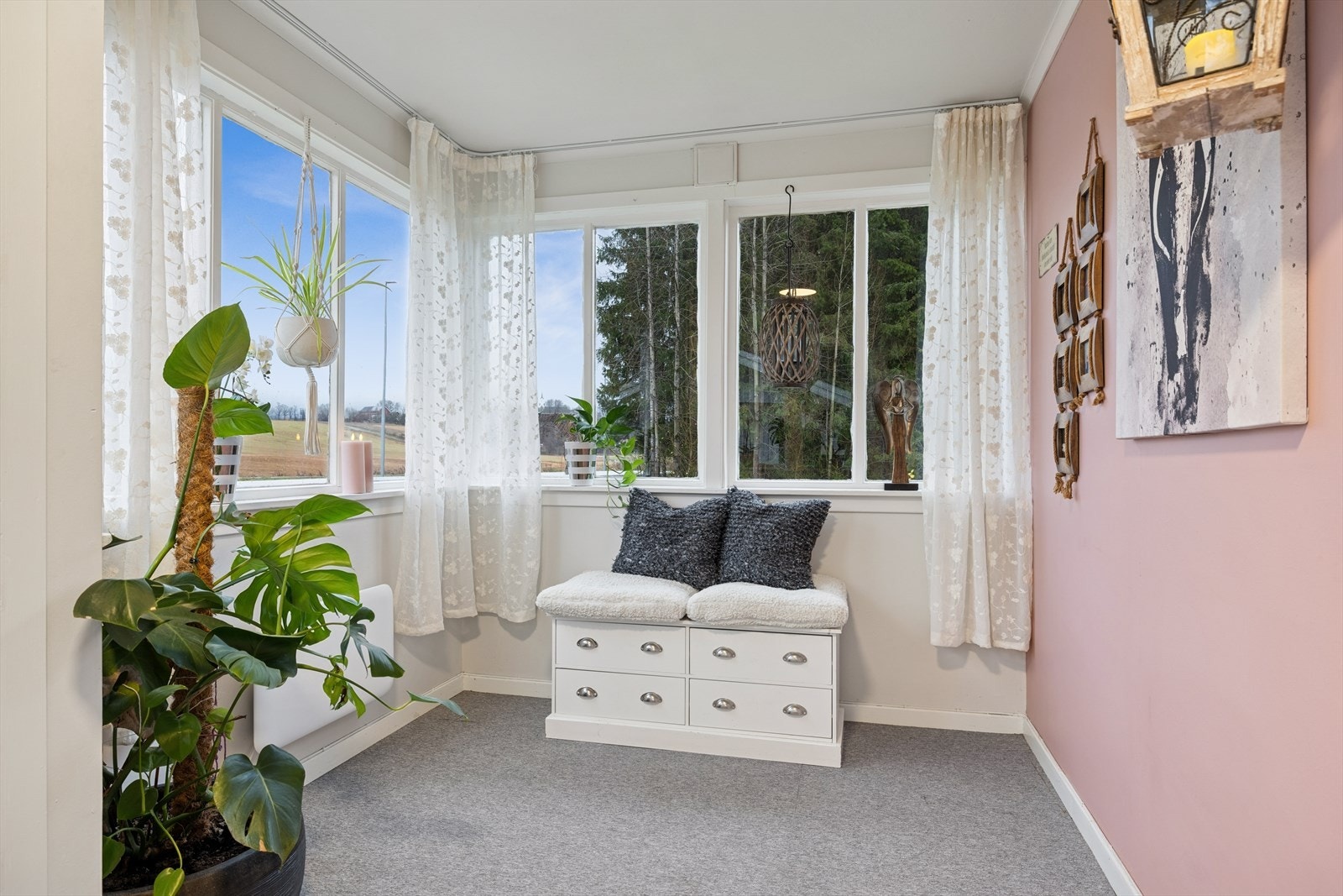 Lys og hyggelig entré med god plass for gode garderobe- og opphengsløsninger. Galleribilde