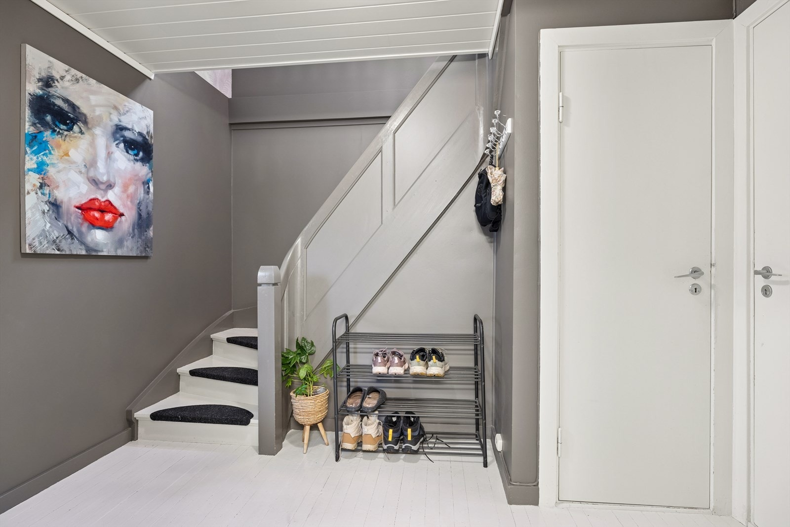 I gangpartiet er det plass for ytterligere løsninger for sko og yttertøy. Galleribilde