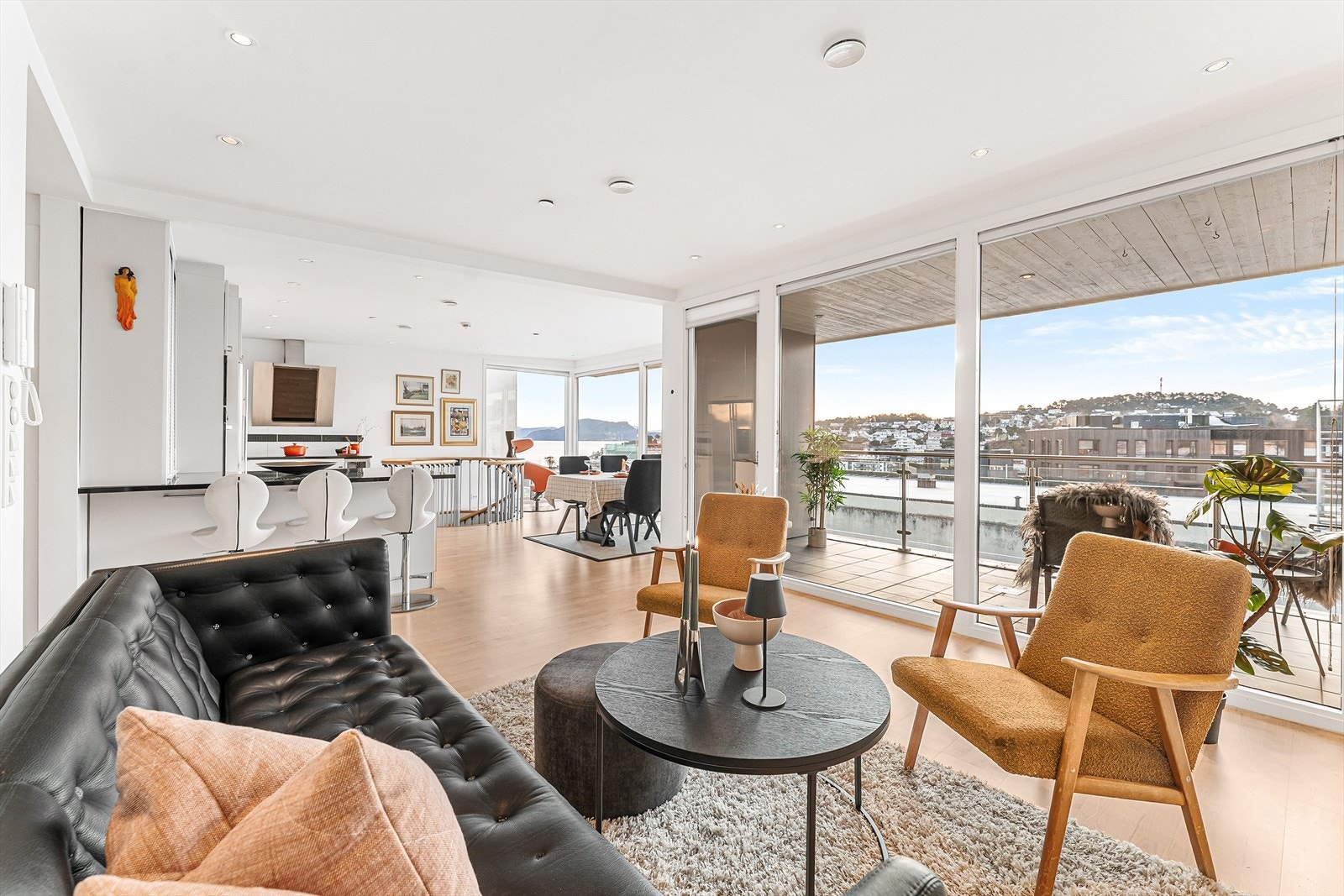 Leilighetens toppetasje har store vindusflater med flott utsikt. Foto: Studiovest (Aleksander Koløy) Galleribilde