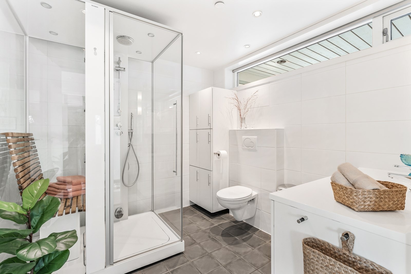 Hovedbad har stort dusjkabinett m/benk Galleribilde