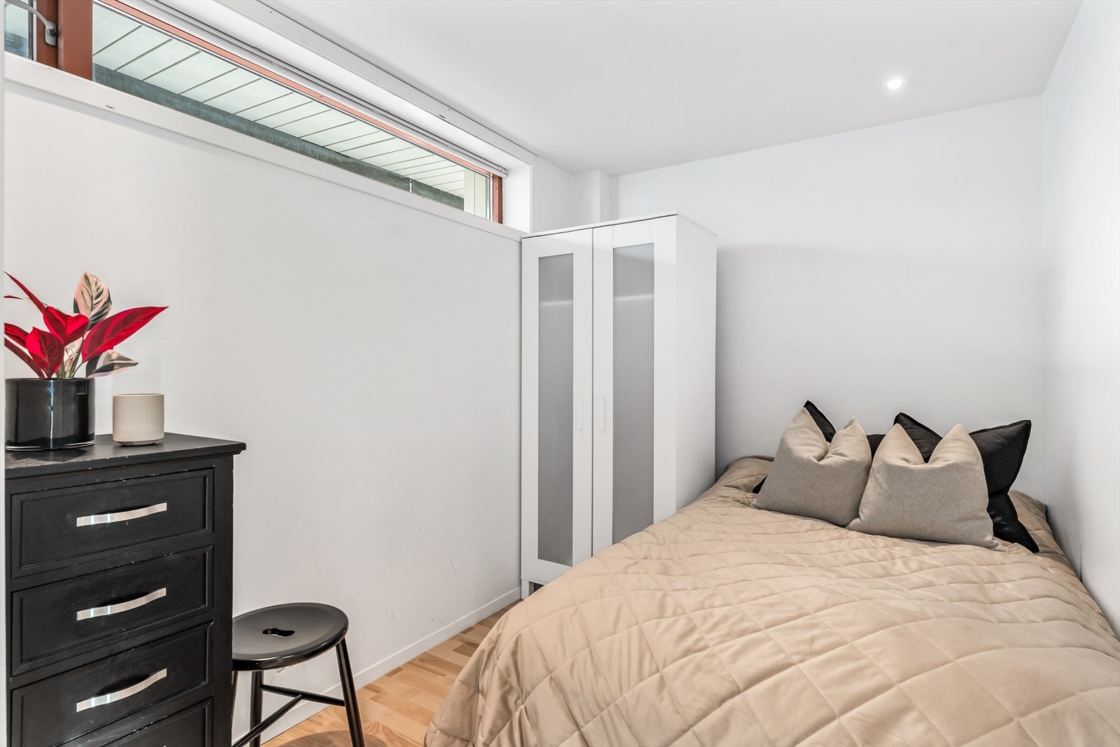 Innredet rom/bod m/lite vindu - brukt som soverom i 3. etasje Galleribilde