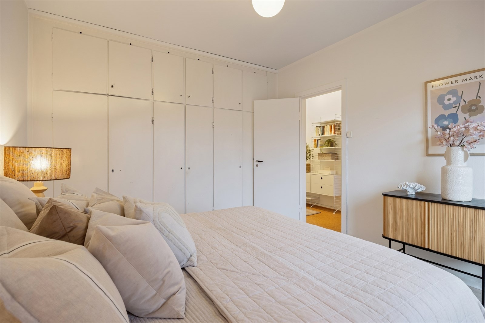 Det er plassbebygde skap i veggen for ryddig og praktisk oppbevaring. Galleribilde