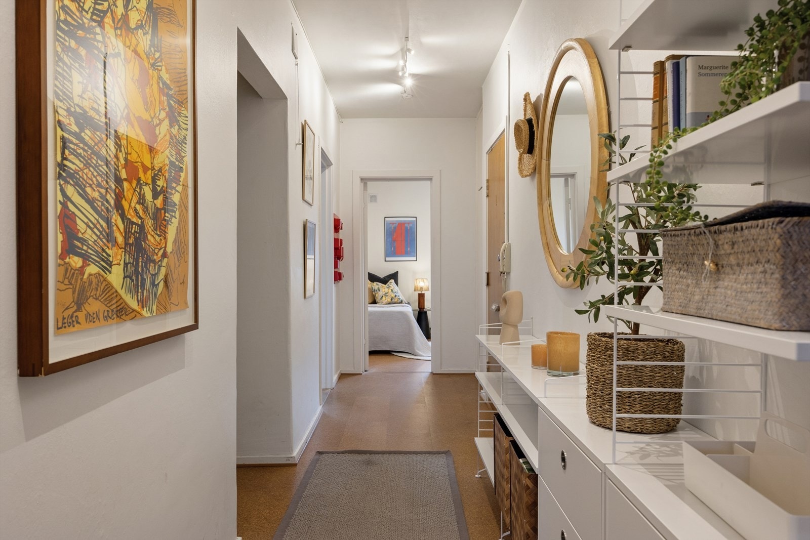 Entreen er sentralt plassert i leiligheten med enkel tilkomst til øvrige rom med kjøkken og hovedsoverom på en side, og stue og soverom på den andre . Galleribilde