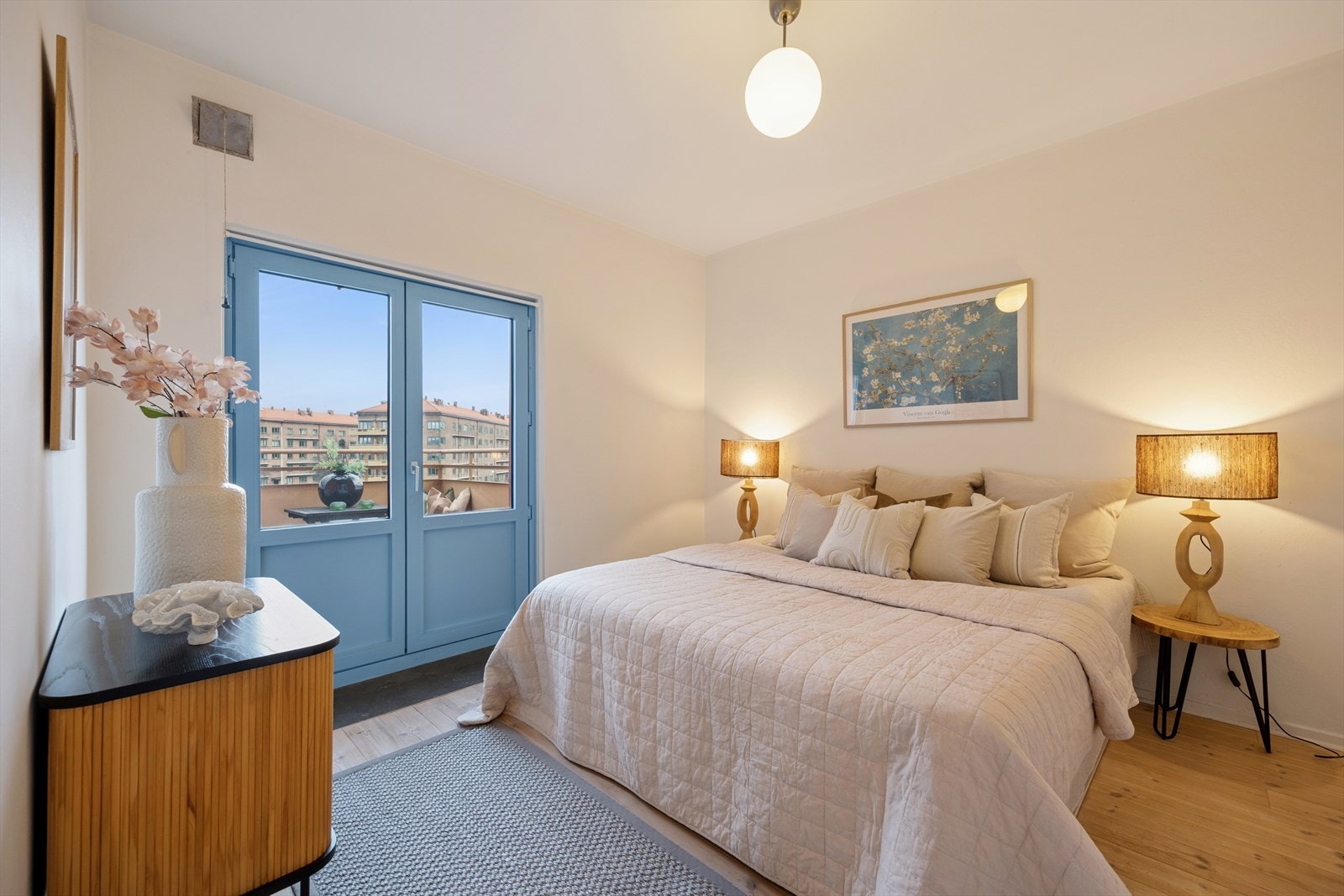 Hovedsoverommet har i likhet med stuen gulv av tre. Galleribilde