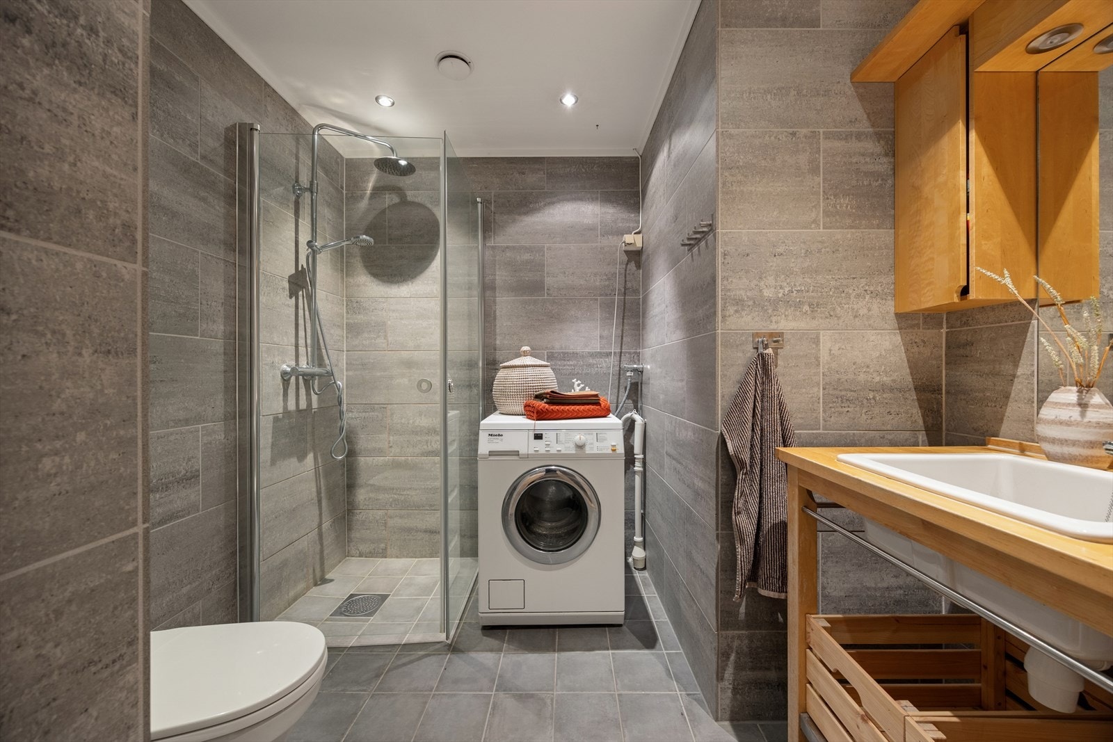 Leiligheten har et delikat og nytt bad fra 2019 med flislagte vegger og gulv med elektrisk gulvvarme. Galleribilde