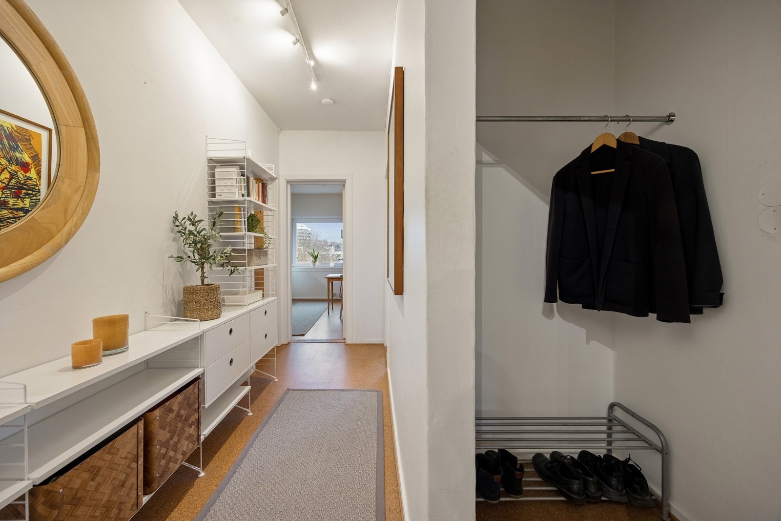 God plass til sko og ytterklær. Galleribilde