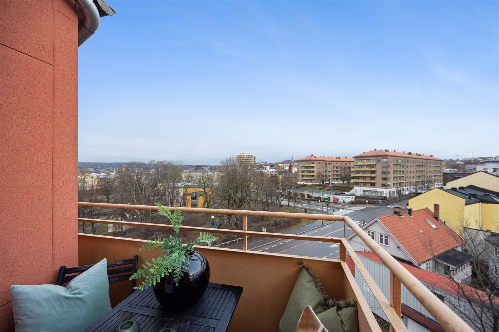 Fra hovedsoverom er det utgang til balkong med flott utsikt. Galleribilde