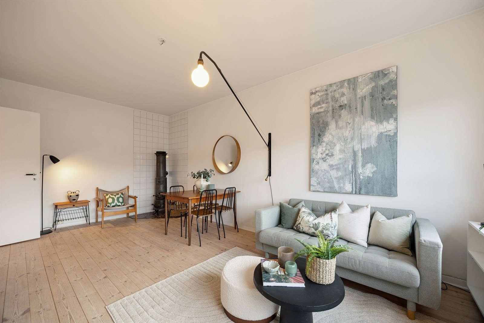 Rommet har plass til både sofa og spisegruppe i romslige omgivelser. Galleribilde