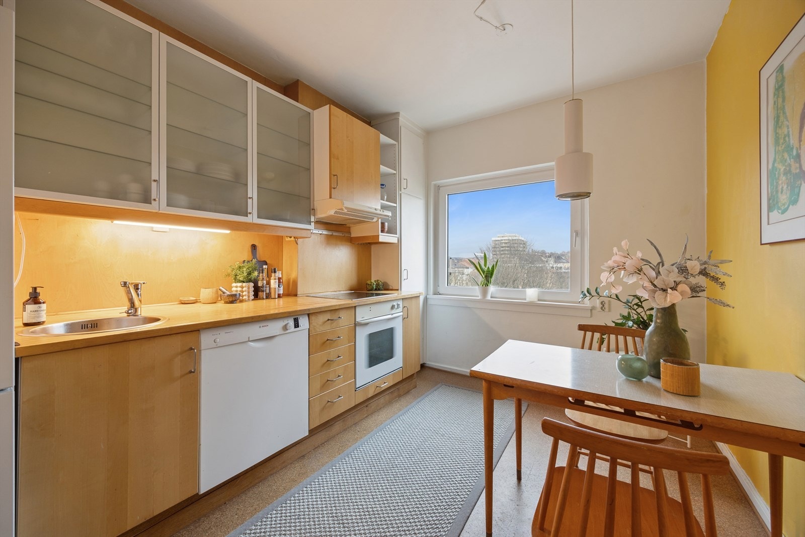 Separat kjøkken med spiseplass. Galleribilde