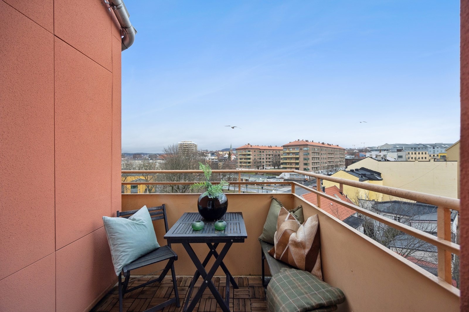 Leiligheten ligger svært attraktivt til i rolige, men sentrale Gamlebyen med kort avstand til alt du trenger - kun en kort tur unna det pulserende bylivet. Galleribilde