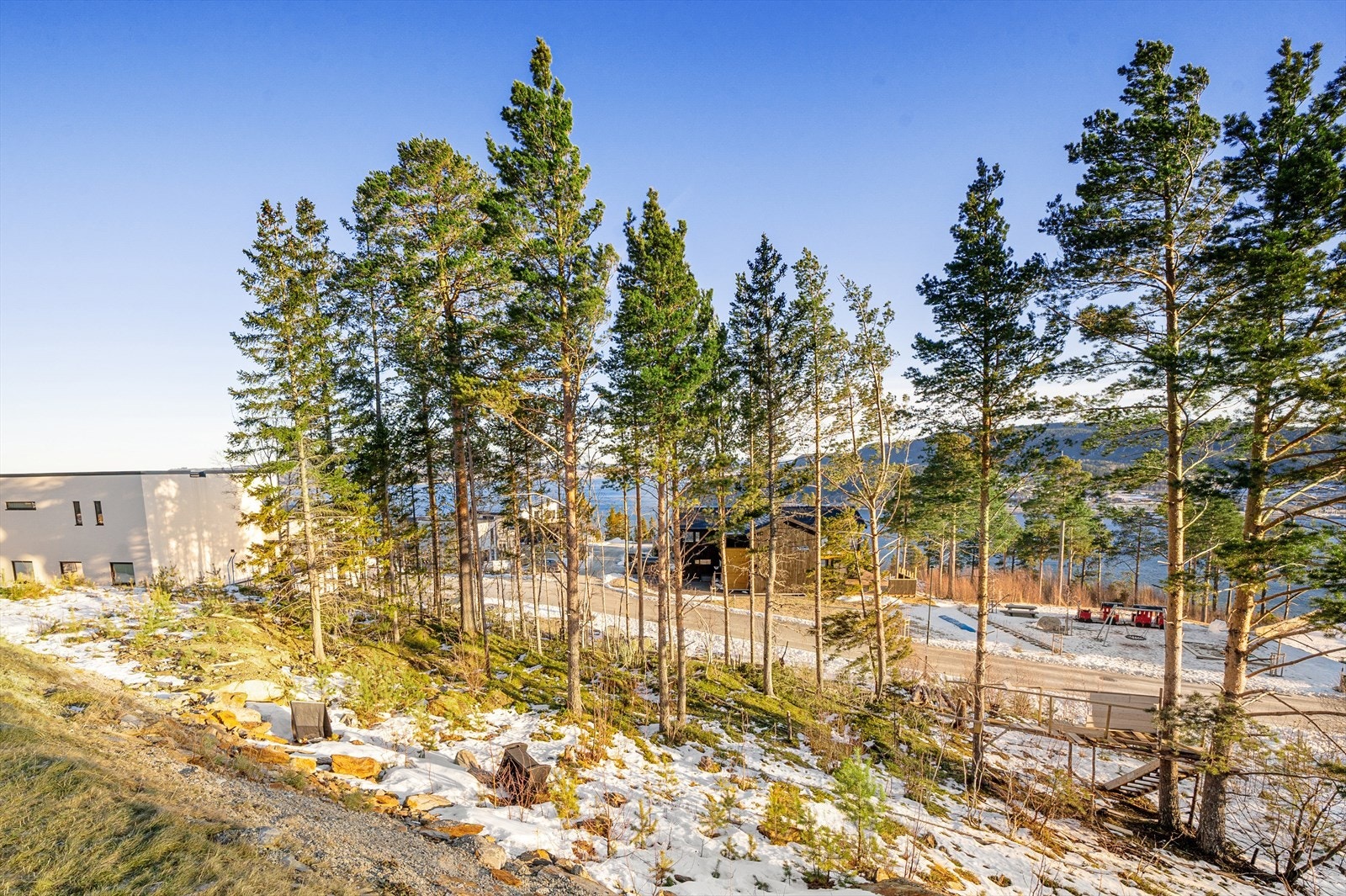 Fra tomten er det kun 4 minutters kjøring til Sveberg handelspark med alt du trenger av servicefasiliteter. Galleribilde