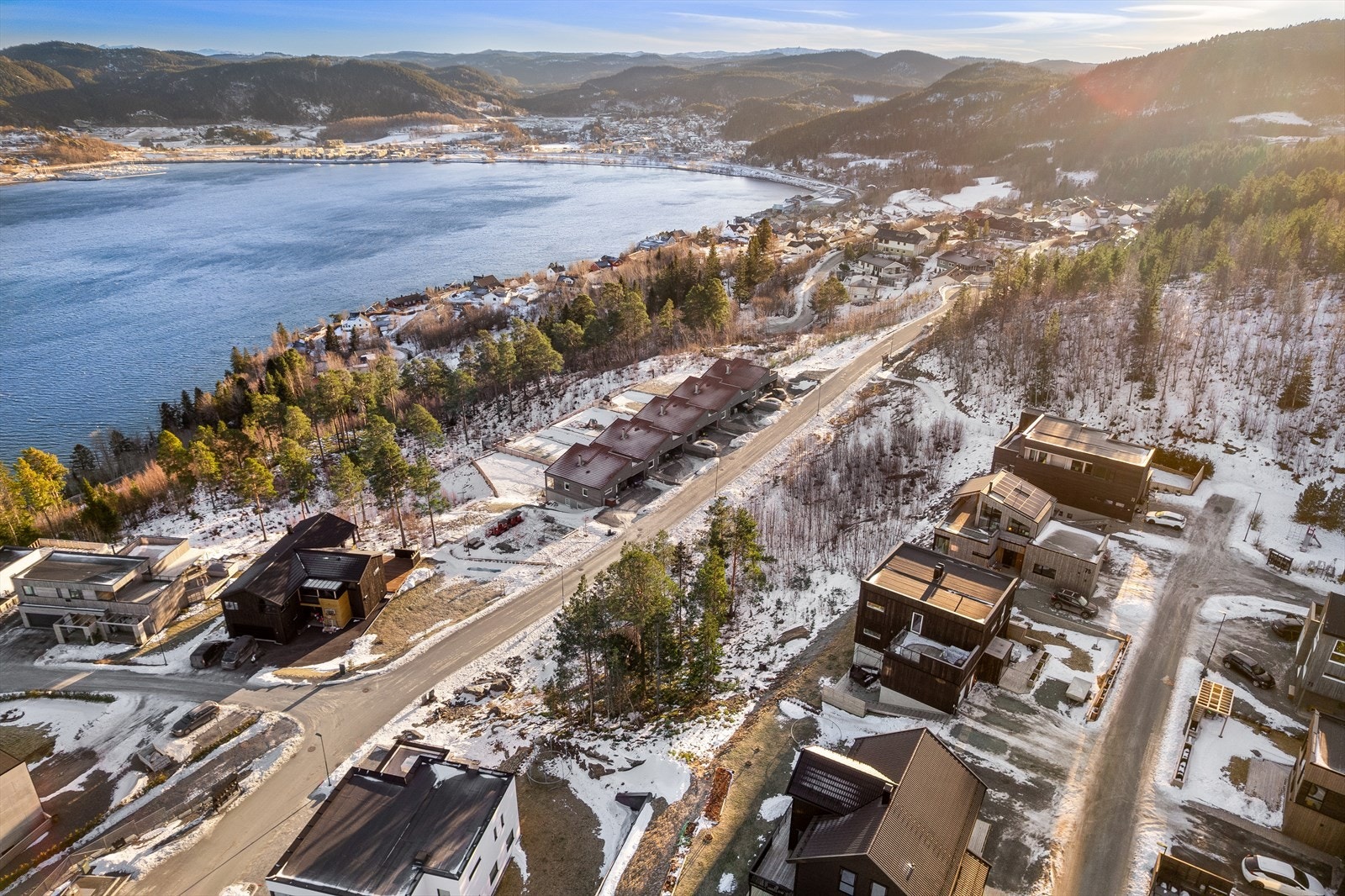 Med bil tar det omtrent 15 minutter til Stjørdal sentrum og rundt 20 minutter til Trondheim. Det er også gode kollektivforbindelser via bussholdeplasser langs E6. Galleribilde