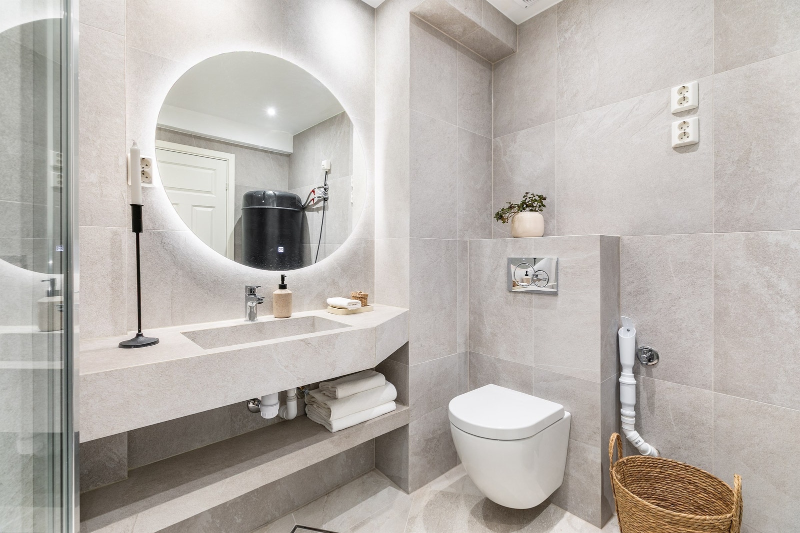 Badet i leilighetens hoveddel er nyetablert. Gulv og vegger er helhetlig flislagt, gulvet har også elektrisk varme. Galleribilde