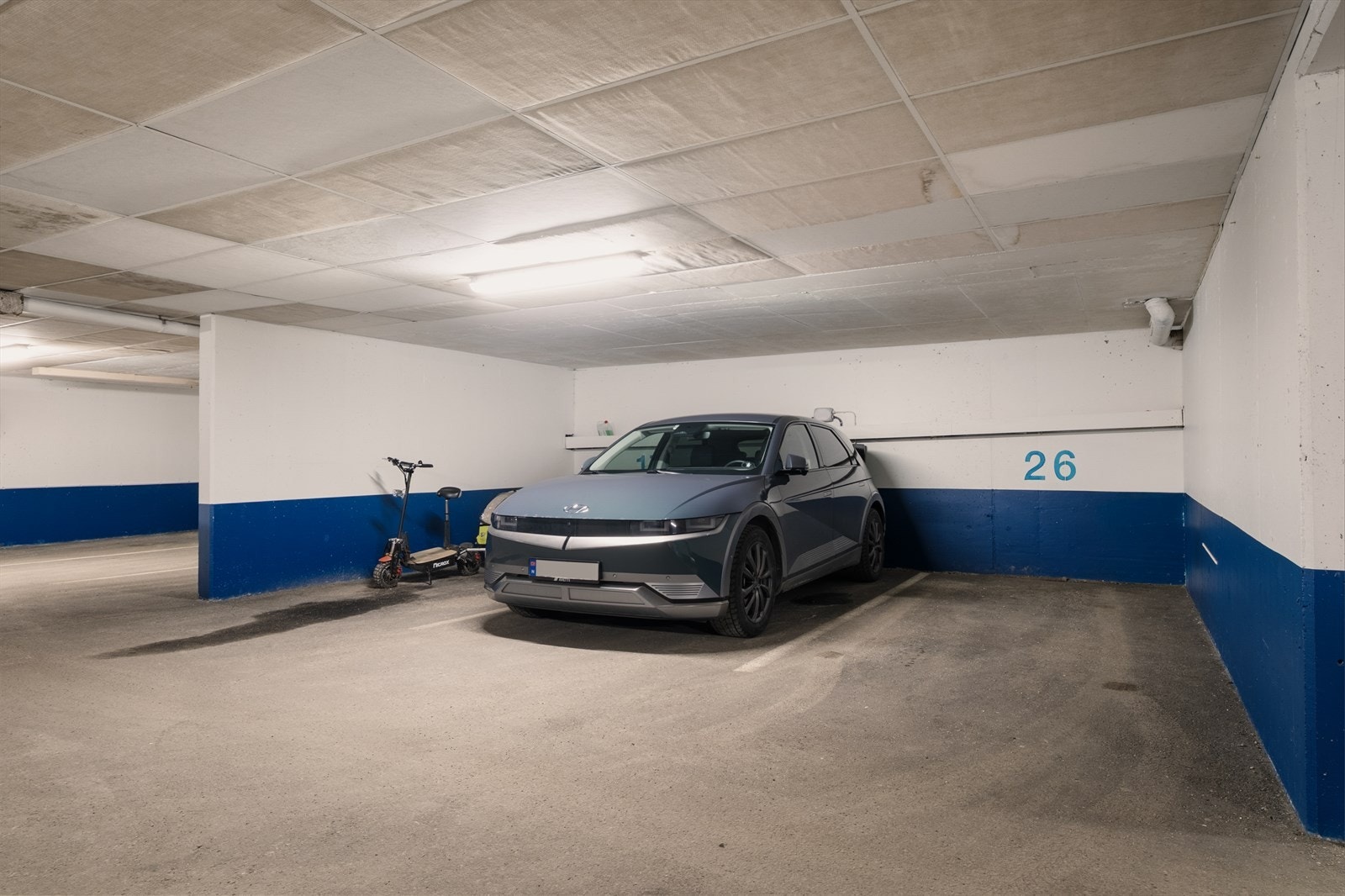 Det følger også med en fast parkeringsplass i lukket garasjeanlegg. Det er lagt opp felles infrastruktur for elbillading. Galleribilde