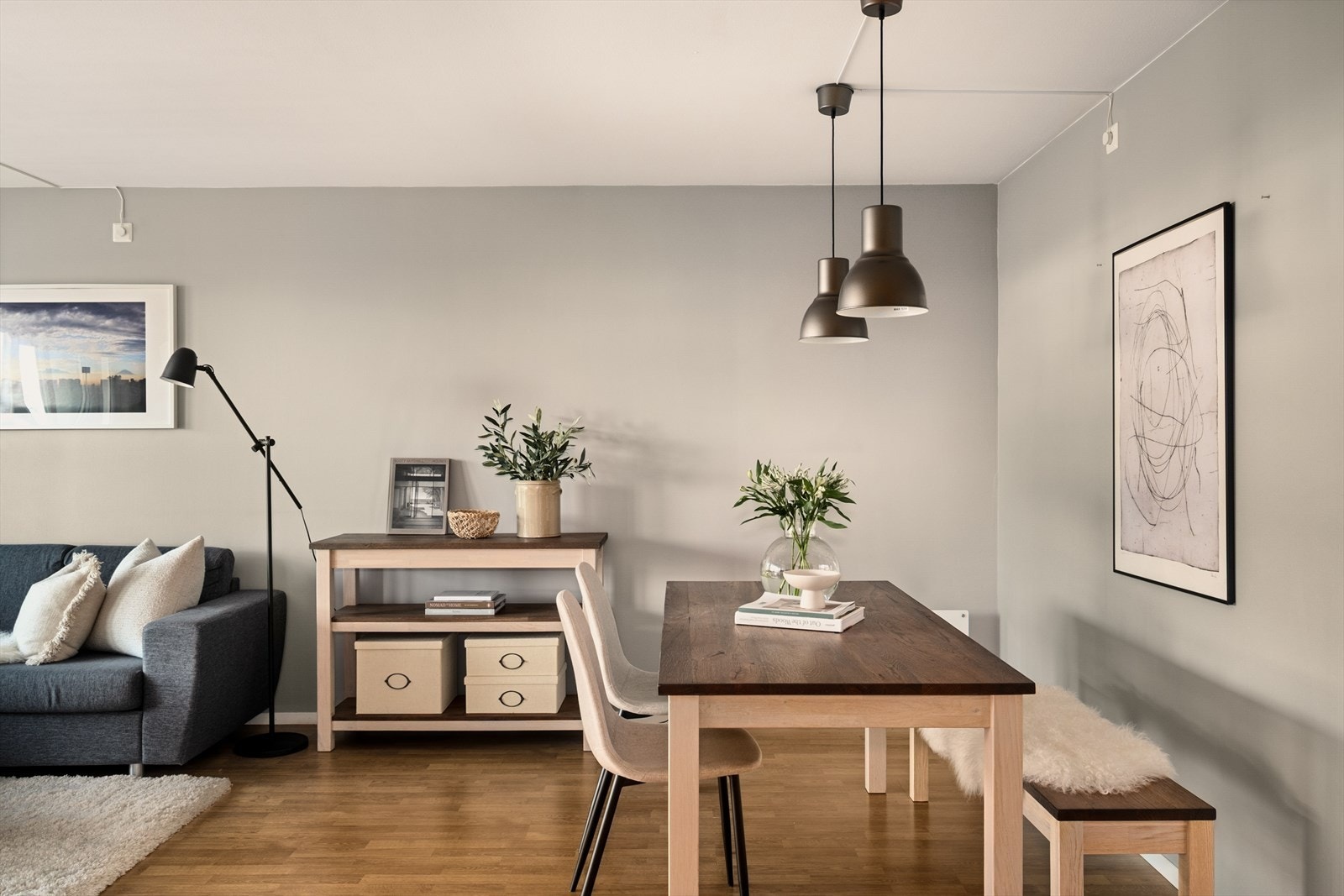 Rommets utforming gjør det enkelt å innrede i ulike soner, og det er god plass til både sofagruppe og spisebord. Galleribilde