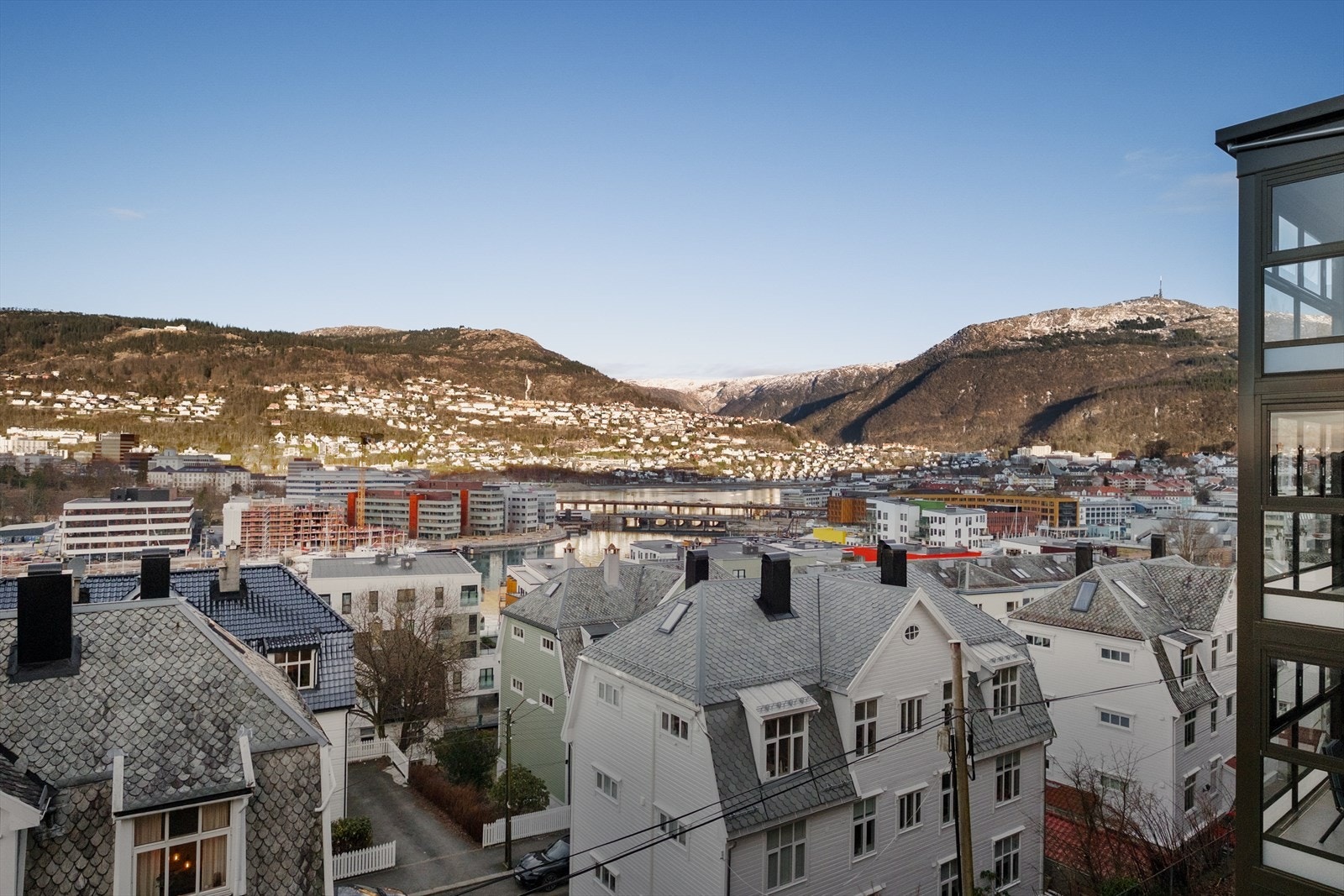 Fra balkongen kan man nyte praktfull utsikt ut over Bergensdalen mot Ulriken, Fløyen og Byfjorden! Galleribilde